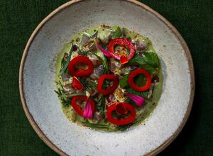 Ceviche du chef Dialogues, sauce herbes, piment et fleurs comestibles